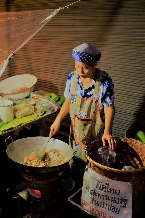 Sook Hostel (Adults Only) Chiang Mai Bagian luar foto