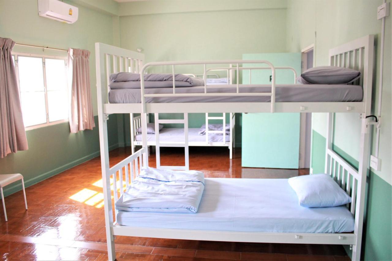 Sook Hostel (Adults Only) Chiang Mai Bagian luar foto